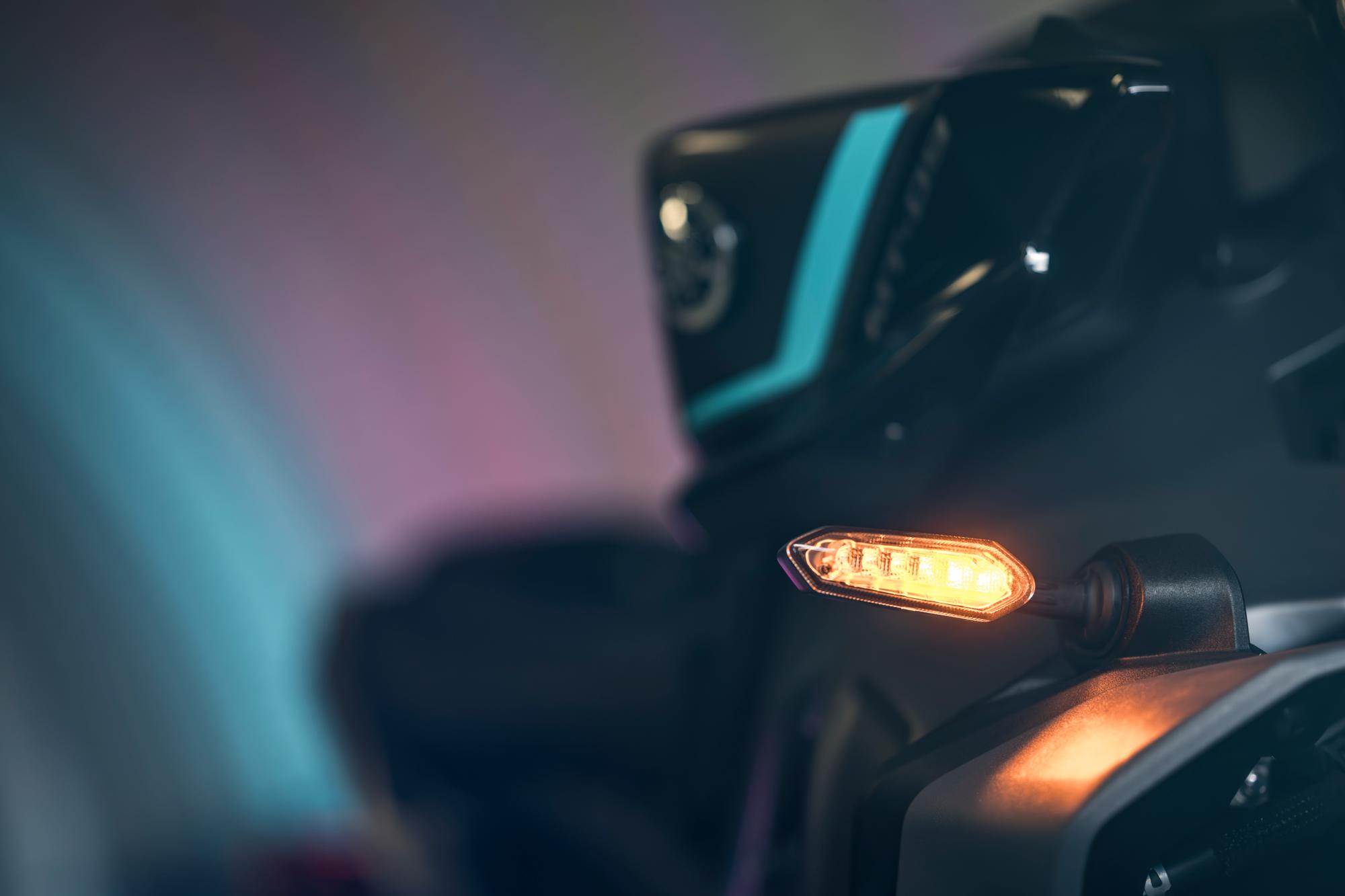 Zestaw przednich sekwencyjnych kierunkowskazów LED 220 mm